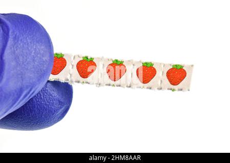 Strawberry Trips-Blotting-Papier mit der Droge L.S.D.- Lyserginsäure Diethylamid imprägniert. Stockfoto