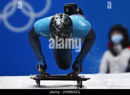 Yanqing, China. 08th. Februar 2022. Olympische Spiele, Skelett, Männer, Training im National Sliding Center. Andrew Blaser aus den USA in Aktion. Quelle: Robert Michael/dpa-Zentralbild/dpa/Alamy Live News Stockfoto