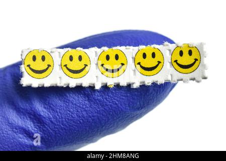 Smiley Face Acid Trips, Blotting-Papier mit dem Medikament L.S.D.- Lyserginsäure Diethylamid imprägniert. Stockfoto