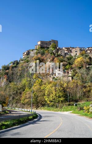 Blick auf Castel di Tora, Latium, Italien, Europa Stockfoto