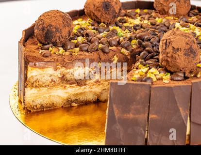 Nahaufnahme des Tiramisu-Kuchens mit Trüffel- und Kaffeebohnen-Dekoration Stockfoto