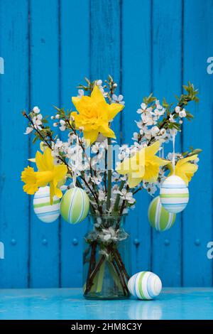 Frühlingszweige in einer Flasche Stockfoto