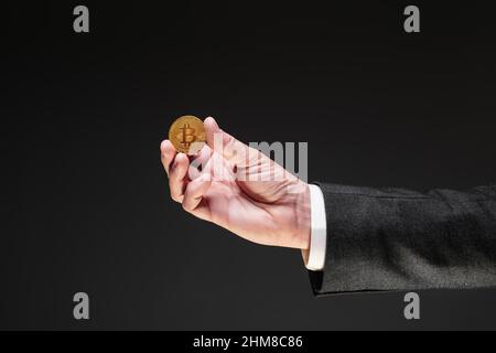 Bitcoin Kryptowährung Trader bietet eine goldene Münze, selektive Fokus Stockfoto