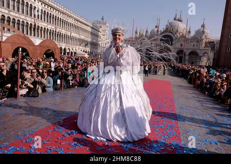 Die olympische Kurzstrecken-Meisterin Arianna Fontana tritt während der Veranstaltung des Adlerfluges während des Karnevals in Venedig am 03. März 2019 auf Stockfoto