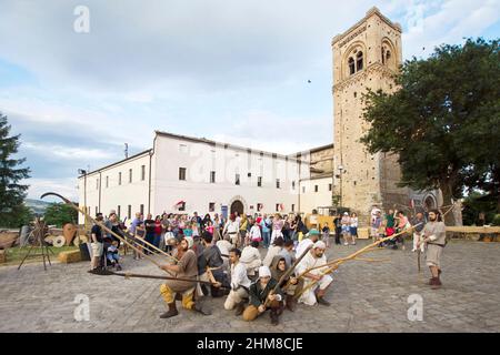 Palio der Schlösser, mittelalterliches Lager, Kampf, San Severino Marche, Marken, Italien, Europa Stockfoto