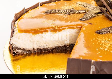 Käsekuchen mit salziger Karamellsoße, Nahaufnahme Stockfoto