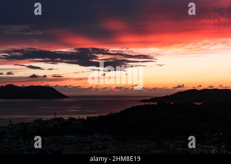 Wunderschöner Sonnenuntergang, wolkig und außergewöhnlicher Sonnenuntergang in roten und orangen Farben an der Mittelmeerküste Stockfoto