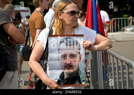 Moskau, Russland. 2nd. August 2014 Eine Frau hält ein Porträt von Igor Strelkow, dem ehemaligen Verteidigungsminister der Volksrepublik Donezk (DPR), bei der Kundgebung zur Unterstützung des Donbass, Noworossija, die „Schlacht um Donezks Rus!“ nannte. In Moskau, Russland Stockfoto