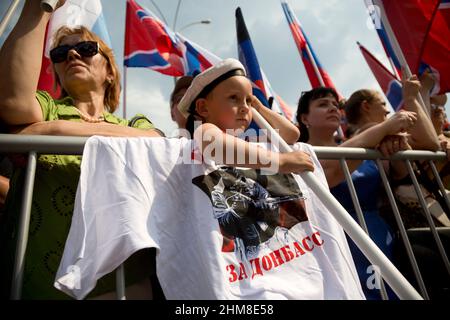 Moskau, Russland. 2nd. August, 2014 Menschen nehmen an einer Kundgebung zur Unterstützung von Donbass, Noworossija, Teil, die „die Schlacht um Donezks Rus!“ genannt wird. In Moskau, Russland Stockfoto