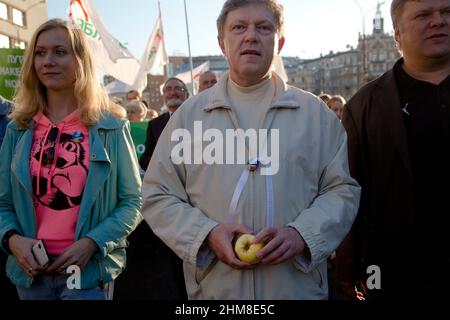 Moskau, Russland. 21st. September 2014 der Politiker Grigori Jawlinski (C), Vorsitzender der sozialliberalen Jabloko-Partei, und Sergej Mitrokhin (R) nehmen an der Kundgebung The Peace March by the Boulevard Ring of Central Moscow zur Unterstützung des ukrainischen Volkes und gegen militärische Aktionen in der Ukraine Teil Stockfoto