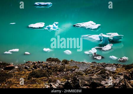 Schwimmende Eisschilde, Eisberge und Eisformationen im Hooker Lake während der Schneeschmelze, Southern Apls, Neuseeland. Stockfoto