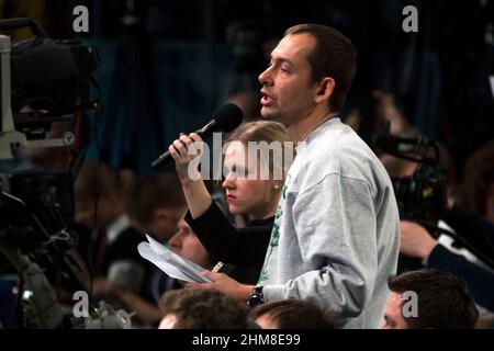 Moskau, Russland. 18th. Dezember 2014 der ukrainische Journalist Roman Tsymbalyuk stellt dem russischen Präsidenten Wladimir Putin auf der zehnten großen jährlichen Pressekonferenz im Welthandelszentrum zu Krasnaja Presnya im Zentrum von Moskau, Russland, eine Frage Stockfoto