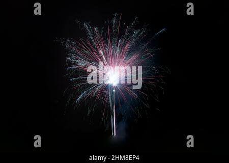 Feuerwerk auf dunklem Hintergrund isoliert. Stockfoto