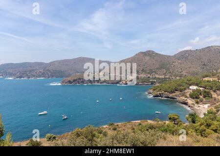 Einsame rosenrote Bucht an der spanischen costa brava Stockfoto