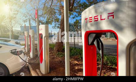 Haifa, Israel - 6. Februar 2022: Tesla-Autos beim Laden an der Tesla-Kompressorstation. Tesla-Ladestation. Stockfoto