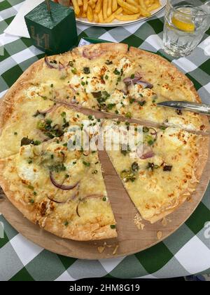 Flammkuchen von oben gesehen Stockfoto