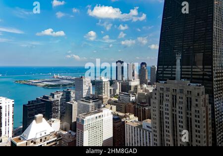 Luftaufnahme der Innenstadt von Chicago, mit dem John Hancock Center und einen Blick über Lake Michigan einschließlich der Navy Pier. Stockfoto