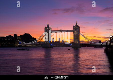 London, Großbritannien. 8th. Februar 2022. Wetter in Großbritannien. Spektakuläre Sonnenaufgangsfarben über der Tower Bridge und der Stadt. Kredit: Celia McMahon/Alamy Live Nachrichten Stockfoto