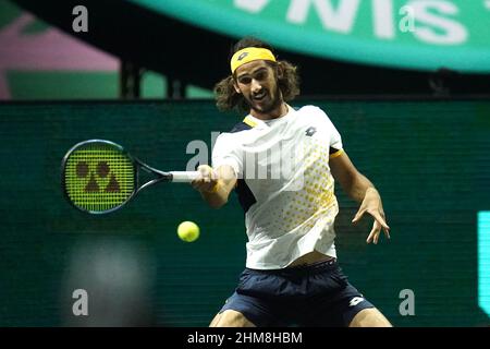 ROTTERDAM, NIEDERLANDE - 7. FEBRUAR: Lloyd Harris aus Südafrika während des 49th ABN AMRO World Tennis Tournement 2022 in Ahoy am 7. Februar 2022 in Rotterdam, Niederlande (Foto: Henk Seppen/Orange Picturs) Stockfoto