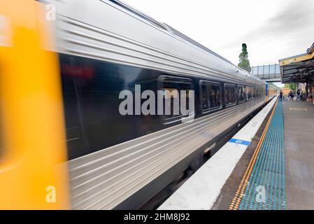 Vier auto Bemühen Klasse Diesel schienenwagen am historischen ländlichen Bowral Bahnhof im Südlichen Hochland von New South Wales, Australien Stockfoto