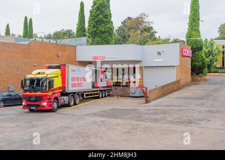 Ein Sattelauflieger von Linfox wurde hinten an einem Coles Supermarkt in Bowral, New South Wales, Australien, abgesetzt und lieferte eine Ladung Lebensmittel. Stockfoto