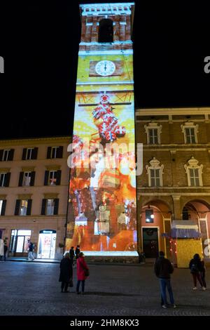 Piazza del Comune Platz, helle künstlerische Weihnachtsdekorationen, Video-Mapping auf dem Civic Tower; Fabriano, Marken, Italien, Europa Stockfoto