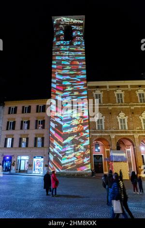 Piazza del Comune Platz, helle künstlerische Weihnachtsdekorationen, Video-Mapping auf dem Civic Tower; Fabriano, Marken, Italien, Europa Stockfoto