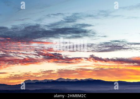 Sonnenuntergang über der Stadt Macerata und den Sibillini-Bergen im Hintergrund, Marken, Italien, Europa Stockfoto