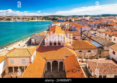 Historisches Zentrum der Stadt Porec in Kroatien. Blick von oben von der Basilika von der Basilika von Ruhrasius. Stockfoto