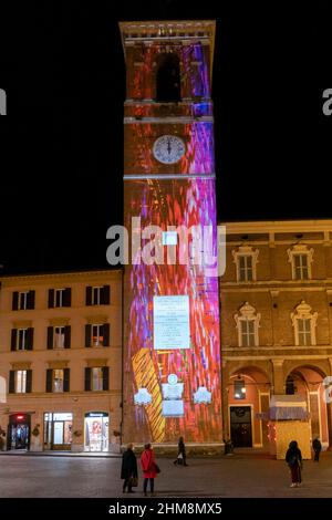 Piazza del Comune Platz, helle künstlerische Weihnachtsdekorationen, Video-Mapping auf dem Civic Tower; Fabriano, Marken, Italien, Europa Stockfoto
