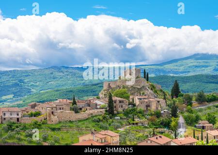 Rocca d'Orcia (Italien) - das kleine mittelalterliche Dorf der Toskana mit altem Burgturm, in der Gemeinde Castiglione d'Orcia, Val d'Orcia Stockfoto