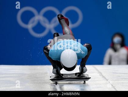 Yanqing, China. 08th. Februar 2022. Olympische Spiele, Skelett, Männer, Training im National Sliding Center. Martins Dukurs aus Lettland in Aktion. Quelle: Robert Michael/dpa-Zentralbild/dpa/Alamy Live News Stockfoto