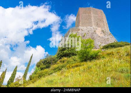 Rocca d'Orcia (Italien) - das kleine mittelalterliche Dorf der Toskana mit altem Burgturm, in der Gemeinde Castiglione d'Orcia, Val d'Orcia Stockfoto