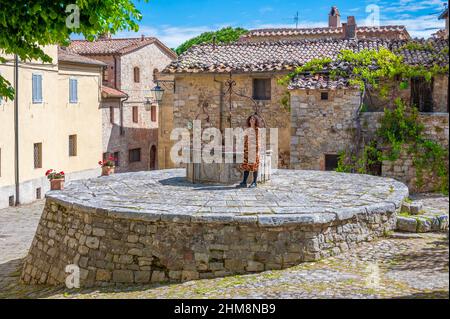 Rocca d'Orcia (Italien) - das kleine mittelalterliche Dorf der Toskana mit altem Burgturm, in der Gemeinde Castiglione d'Orcia, Val d'Orcia Stockfoto