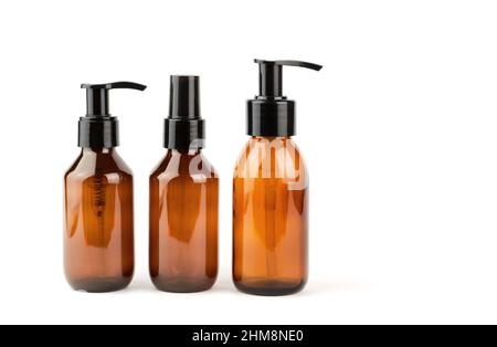 Kosmetikflaschen mit Spender auf weißem Hintergrund. Spa-Produkte Stockfoto