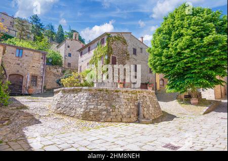 Rocca d'Orcia (Italien) - das kleine mittelalterliche Dorf der Toskana mit altem Burgturm, in der Gemeinde Castiglione d'Orcia, Val d'Orcia Stockfoto