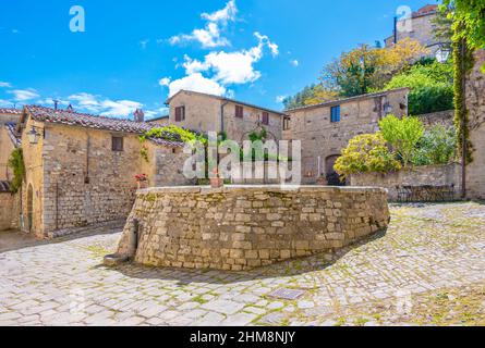 Rocca d'Orcia (Italien) - das kleine mittelalterliche Dorf der Toskana mit altem Burgturm, in der Gemeinde Castiglione d'Orcia, Val d'Orcia Stockfoto