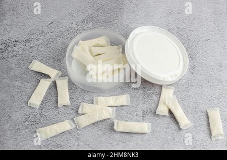 Offene Box mit Snus auf einem konkreten Hintergrund. Schwedische Nikotinsäckchen Stockfoto