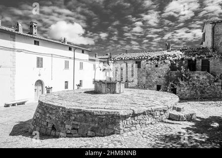 Rocca d'Orcia (Italien) - das kleine mittelalterliche Dorf der Toskana mit altem Burgturm, in der Gemeinde Castiglione d'Orcia, Val d'Orcia Stockfoto