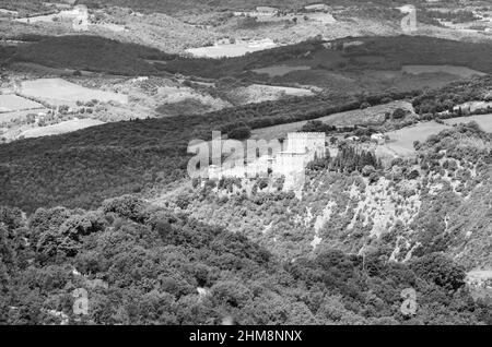 Rocca d'Orcia (Italien) - das kleine mittelalterliche Dorf der Toskana mit altem Burgturm, in der Gemeinde Castiglione d'Orcia, Val d'Orcia Stockfoto