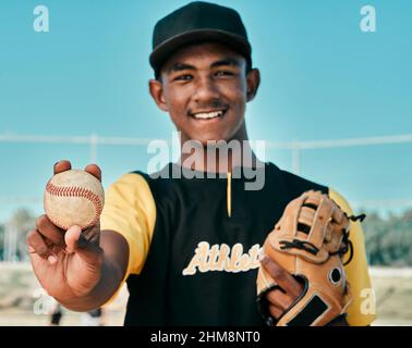 Baseballspiele sind meine erste Wahl. Aufnahme eines jungen Baseballspielers, der einen Baseballhandschuh trägt und einen Ball hält. Stockfoto