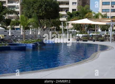 Leerer Swimmingpool. Swimmingpool im Hotelgarten mit Betonboden Stockfoto