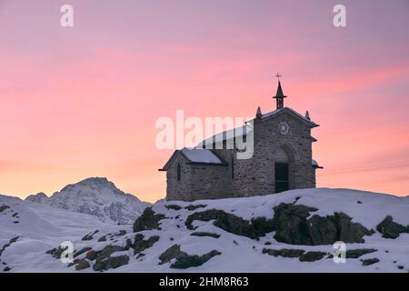 La chiesa all'Alpe Prabello sotto un magico tramonto Stockfoto