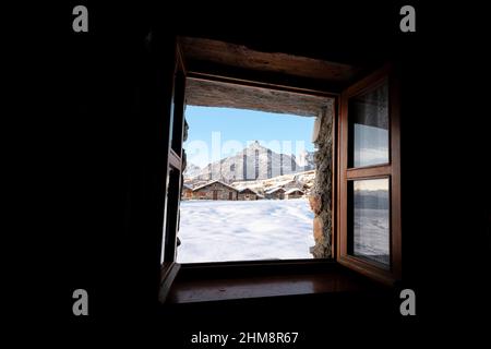 Finestra con vista sull' alpeggio, Alpe Prabello, Valmalenco, Italia, Europa Stockfoto