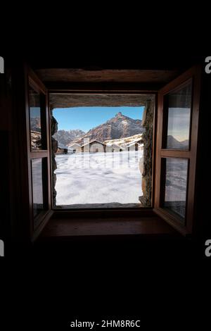 Finestra con vista sull' alpeggio, Alpe Prabello, Valmalenco, Italia, Europa Stockfoto