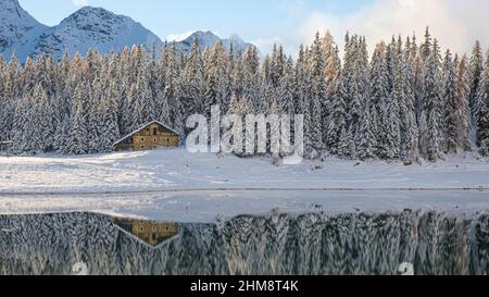 riflessi sul Lago avvolto da una copiosa nevicata autunnale, Lago Palù Valmalenco Italia Stockfoto