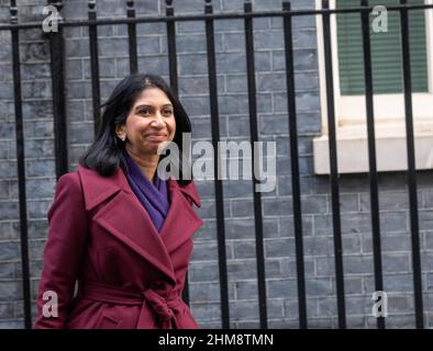 London, Großbritannien. 08th. Februar 2022. Suella Braverman, Generalanwältin, verlässt eine Kabinettssitzung in der Downing Street 10 in London. Kredit: Ian Davidson/Alamy Live Nachrichten Stockfoto