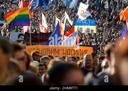 Moskau, Russland. Am 21st. September halten 2014 Menschen während des Friedensmarsches am Boulevard-Ring im Zentrum von Moskau Anti-Kriegs-Banner zur Unterstützung des ukrainischen Volkes und gegen militärische Aktionen. Auf dem Banner steht: „Stoppt die Gewalt“ Stockfoto