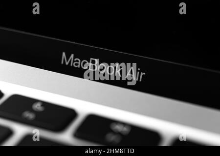 Nahaufnahme des Apple Macbook Air-Logos. Moderner Laptop auf Apple M1 und MacOS Stockfoto