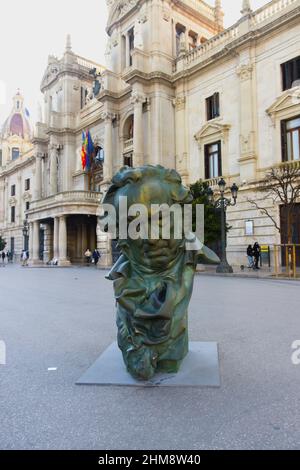 Februar 2022. Valencia, Spanien. Replik des Goya-Preises für das spanische Kino, ausgestellt auf der Plaza del Ayuntamiento de Valencia und von der Kunst gemacht Stockfoto